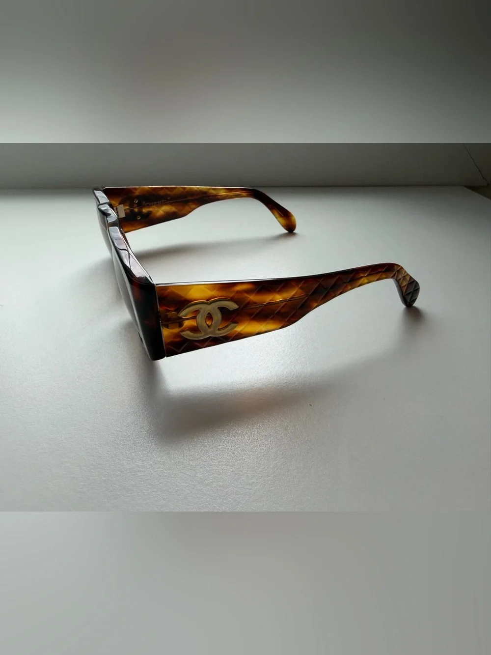 CHANEL stylish tortoiseshell